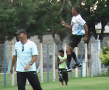 Jose Perez festeja en el aire su gol.Un globo perfecto